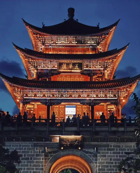 Night view of Dali Old Town with traditional architecture and lanterns